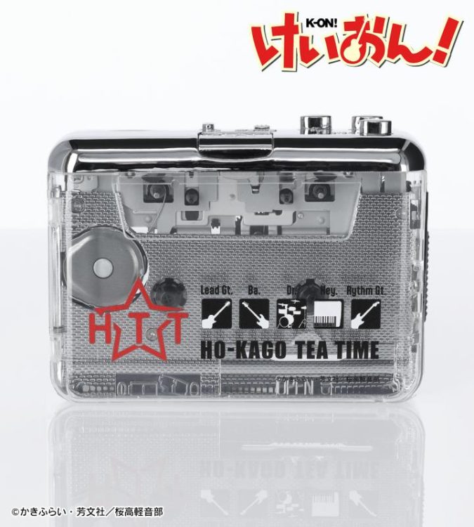 『けいおん！』の放課後ティータイム カセットプレーヤー、放課後ティータイム フリンジ付きBIGペナントの受注を開始！！アニメ・漫画のオリジナルグッズを販売する「AMNIBUS」にて